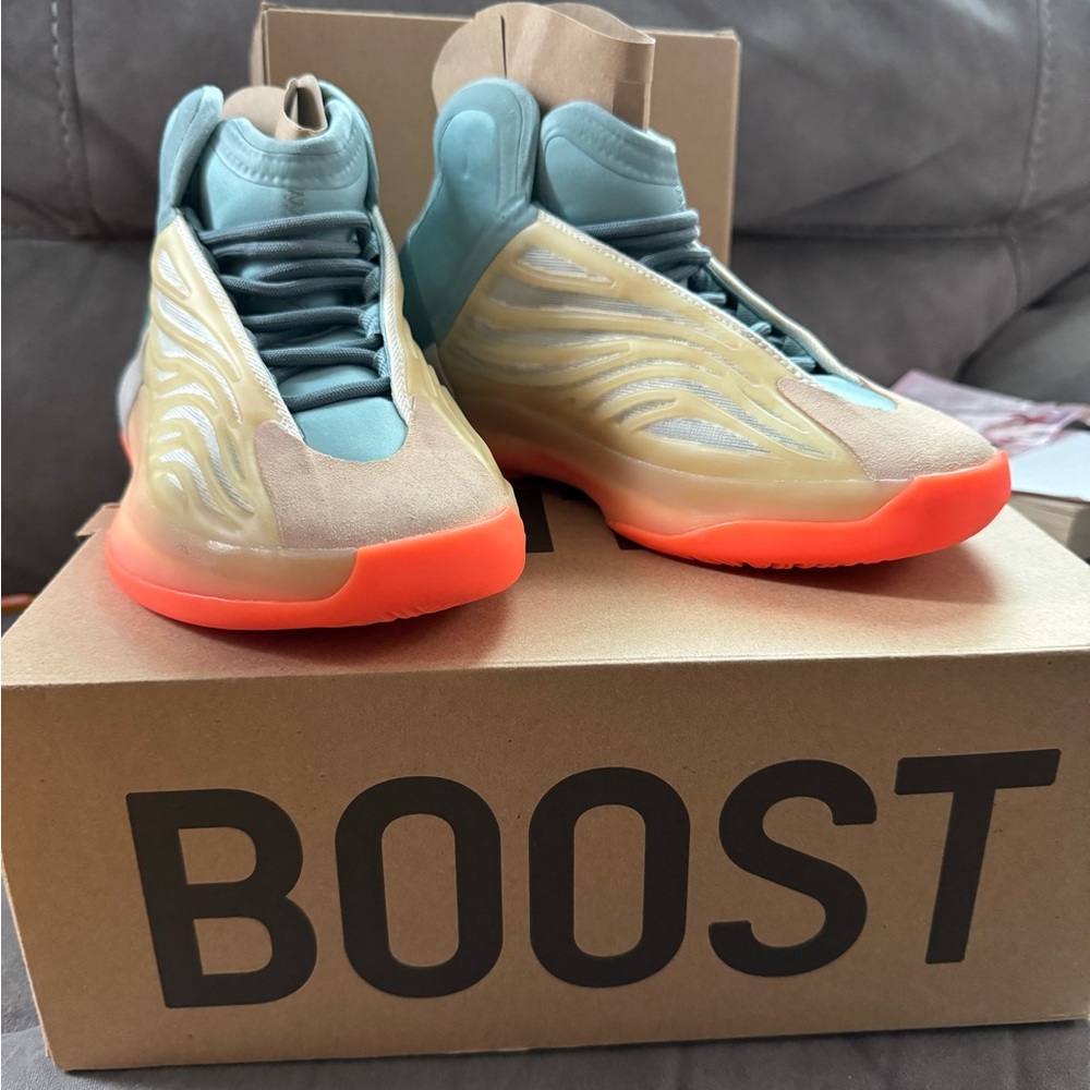 Yeezy QNTM mens US size 5.5
